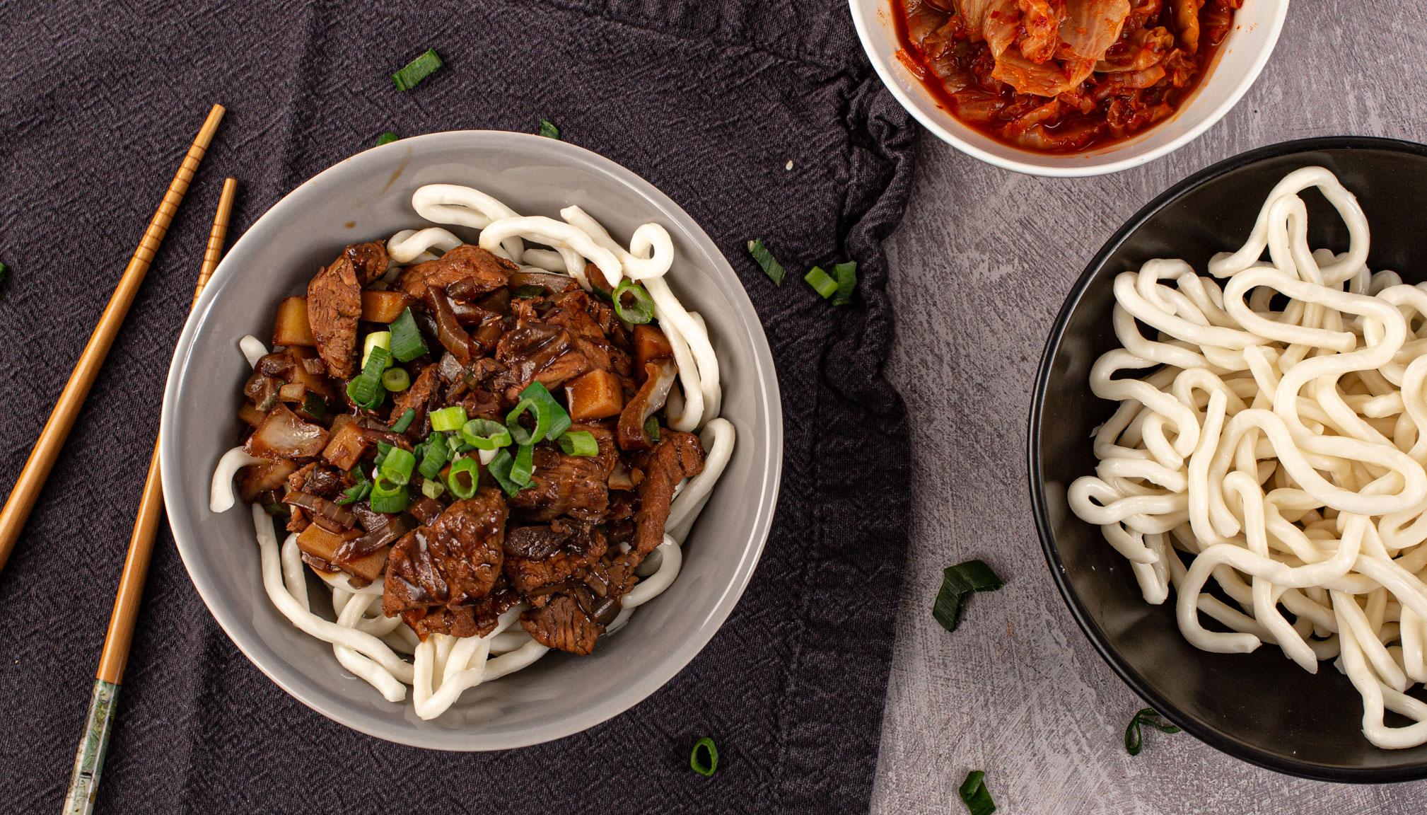 Jjajangmyeon Nouilles coréennes avec sauce d'haricots noirs